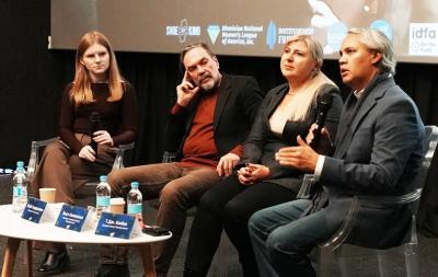 Справа наліво: сценарист стрічки Ті Джей Коллінз, режисерка Леся Калинська, український письменник Юрій Андрухович. Фото: Суспільне Івано-Франківськ