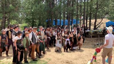 Знімальна група, актори та музиканти в Олешківських пісках. Фото: Антитіла