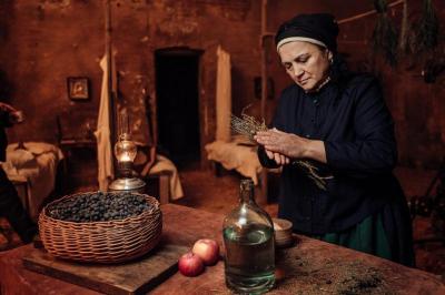 Наталя Сумська у ролі цілительки Явдохи. Кадр з фільму «Чорний ворон». Фото: пресслужба каналу «1+1»