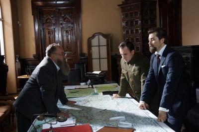 Євген Нищук у ролі Голови Генерального Секретаріату Володимира Винниченка, Богдан Бенюк у ролі Голови Центральної Ради Михайла Грушевського і Сергій Фролов у ролі Симона Петлюри. Кадр з фільму «Таємний щоденник Симона Петлюри» Фото: сайт Історична правда