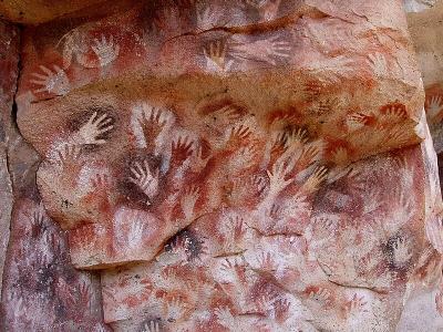 Куева-де-лас-Манос, Періто-Морено (місто), Аргентина. Мистецтво в печері датується між 7300 р. до н.е. і 700 р. н.е.
