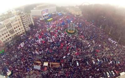 24 листопада, перший багатотисячний мітинг на Європейській площі. Фото: Andrii Bozhok