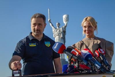 Генеральний директор «Укрпошти» Ігор Смілянський та художниця Зінаїда Кубар під час презентації поштової марки «Україна-мати». Фото: Shutterstock