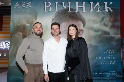 Виконавці ролей Шугая, Андрія Ворона та Терки перед передпоказом фільму «Вічник».Фото: Вечірній Київ